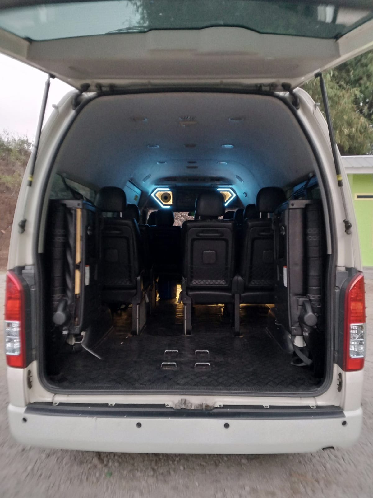 Ruang bagasi Hiace Alfathan dengan koper