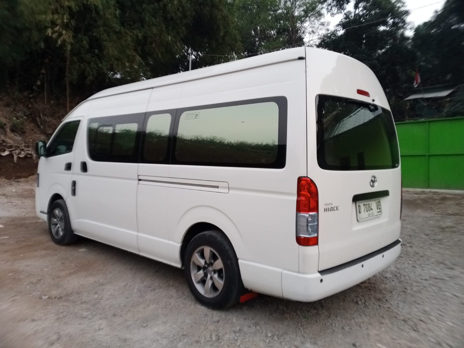 Eksterior Hiace Alfathan untuk transfer bandara